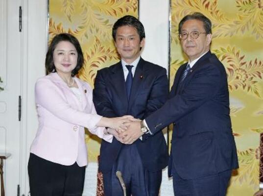 会談後に握手する(左から)公明党の竹谷代表、中道改革連合の小川代表、立憲民主党の水岡代表=3月、国会