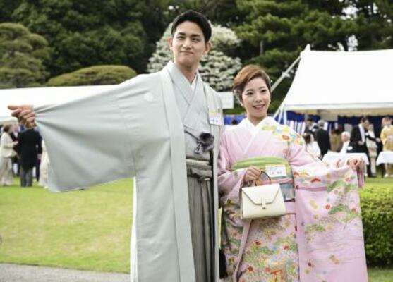 　春の園遊会に招かれ、ポーズをとるフィギュアスケート・ペアの三浦璃来さん（右）と木原龍一さん＝４月１７日、東京・元赤坂の赤坂御苑