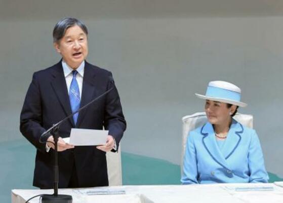 第44回全国豊かな海づくり大会の式典であいさつされる天皇陛下と皇后さま=9日午前、三重県志摩市(代表撮影)