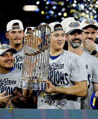 ワールドシリーズ２連覇を達成し、トロフィーを手にするドジャースの大谷＝２０２５年１１月、トロント（共同）