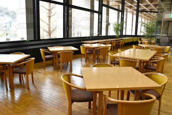 県庁前通りを見渡せる店内