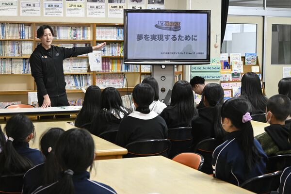 特別授業を行った大津選手