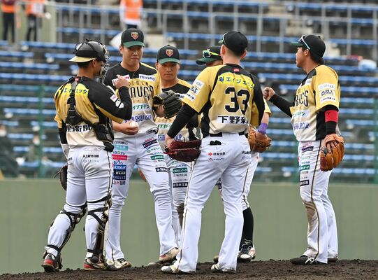 ８回にピンチを迎え、マウンドに集まる栃木ＧＢナイン＝県営