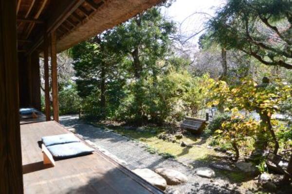 　松連庵の縁側＝東京都日野市