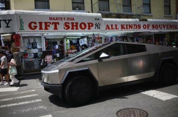 米テスラのサイバートラック=7月、米ニューヨーク(ロイター=共同)