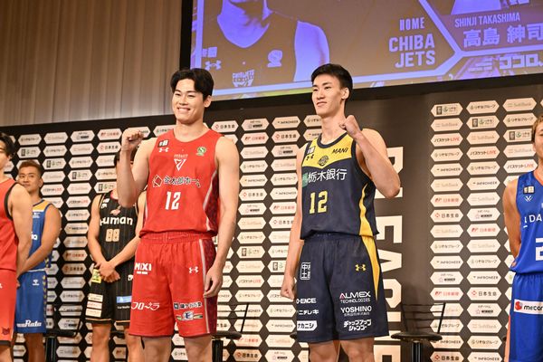 千葉Ｊの金近と健闘を誓い合うブレックスの高島（右）＝東京都港区
