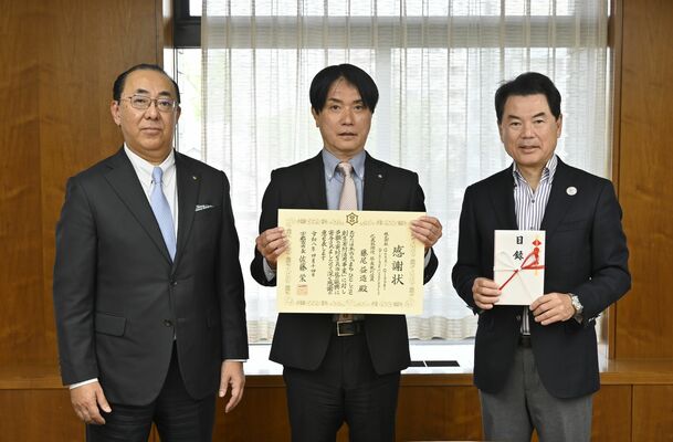 宇都宮市に６千万円を寄付したゲンキＧＤＣの藤尾益造社長（中央）と、仲介した足銀の清水頭取（左）。右は佐藤栄一市長＝４月中旬、宇都宮市役所