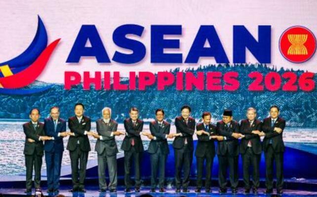 　ＡＳＥＡＮ首脳会議の開会式で握手を交わす各国首脳ら＝８日、フィリピン中部セブ（共同）