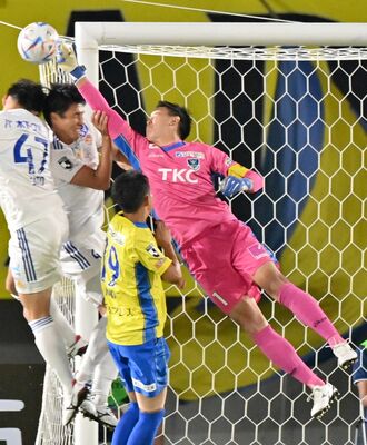 前半３分、栃木ＳＣのＧＫ川田が懸命な守備を見せる＝カンセキスタジアムとちぎ
