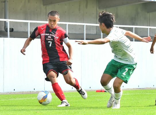 攻守の要としてチームをけん引する矢板中央のＭＦ井上（左）＝準決勝の白鴎足利戦から