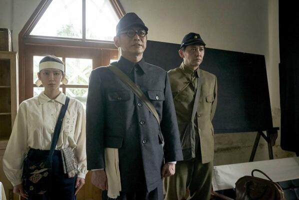 俳優村上淳さん演じる荒井退造（右奥）らを描いた映画「島守の塔」（Ⓒ２０２２映画「島守の塔」製作委員会）