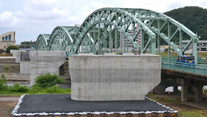 掛け替えに向け、橋脚工事が進む中橋