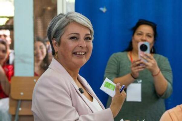 16日、チリ大統領選で投票するジャネット・ハラ候補=サンティアゴ(ゲッティ=共同)