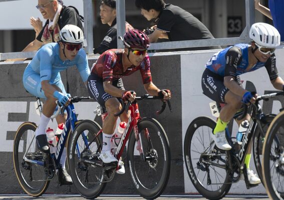 ２位に入ったブリッツェンの岡（中央）＝三重県の鈴鹿サーキット
