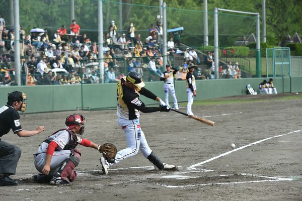 １回、栃木ＧＢの小野が左前適時打を放つ