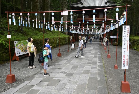 「日光風鈴まつり」で設置された25メートルの風鈴トンネル