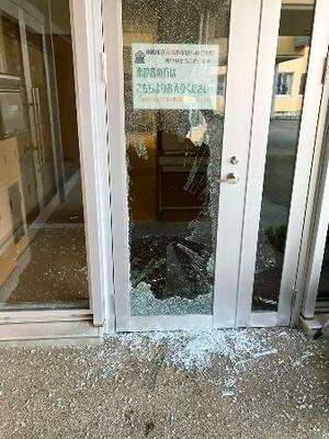 　クマが体当たりして割れたとみられる山形県南陽市赤湯小のガラス＝２９日（市関係者のＳＮＳより）