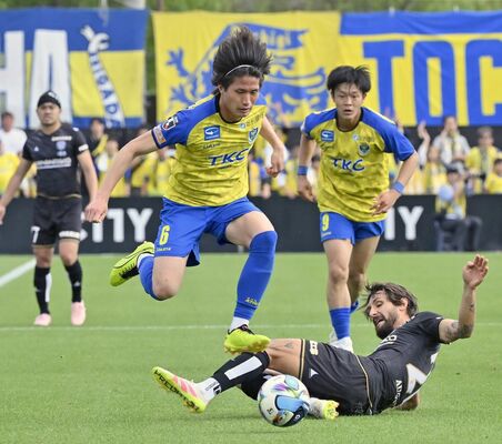 前半４０分、栃木ＳＣのＤＦ阿部（手前左）がゴール前に攻め込む＝ＣＦＳ、広瀬華撮影