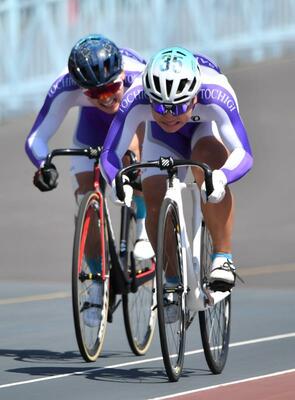 自転車男子スプリント決勝　１本目で作新の海老原（手前）が八重幡と競り合う＝宇都宮競輪場、鈴木航撮影