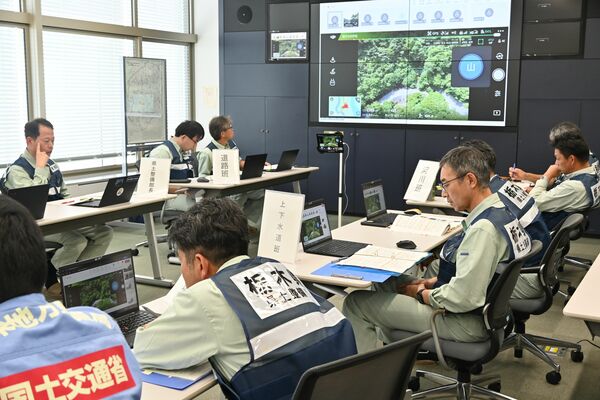災害時の情報共有などを確認した合同情報伝達訓練＝29日午前、県庁