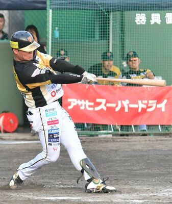 ３回、栃木ＧＢの石川が中越えに２点本塁打を放つ＝小山運動公園野球場