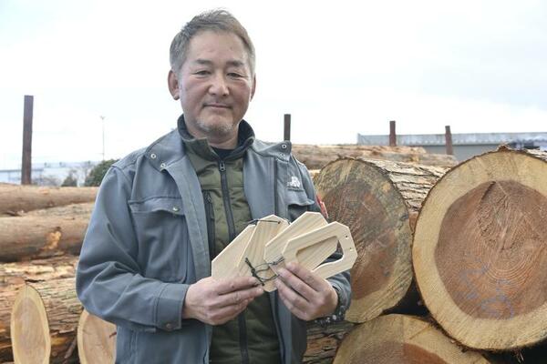 絵本用の杉を製材、提供した田村材木店の田村社長