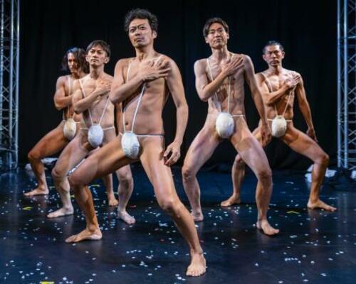 「ショルダーパッズ」の英国上演版「銀河鉄道の夜」より。むき出しの肉体が躍動する((C)QUEJAYTEE)