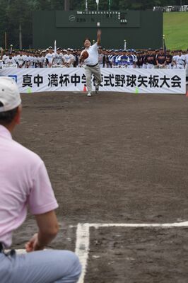 選手らが見守る中、真中さんが１球を投じた始球式