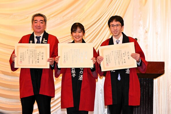 下野杜氏の資格認証状を手にする九石さん、富川さん、朝日さん（左から）＝25日夕、宇都宮市