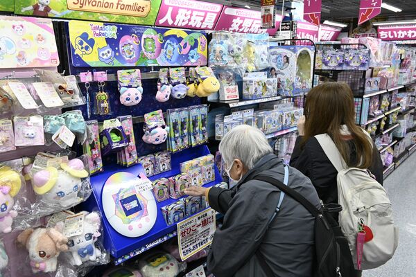 近年再び人気が高まっている「たまごっち」の売り場＝12月中旬、宇都宮市駅前通り１丁目