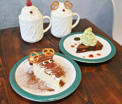 トナカイのティラミスロータスバスクチーズケーキ(手前)など