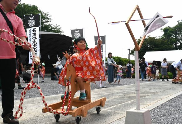 元気よく的を射貫く園児