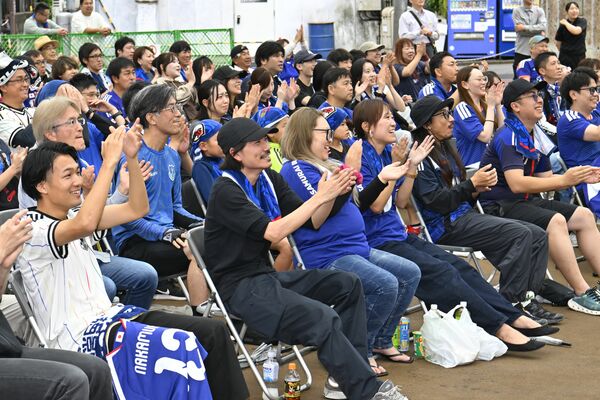 日本代表の好プレーに拍手を送るサポーター＝26日午前９時55分、宇都宮市江野町、佐々木優衣撮影