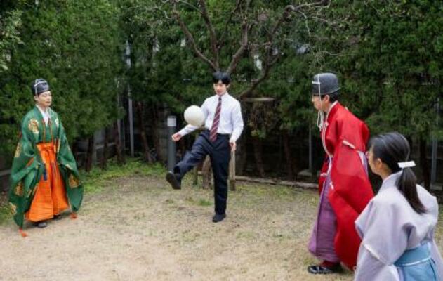 　蹴鞠を体験される悠仁さま＝２月２７日、京都市（秋篠宮家提供）