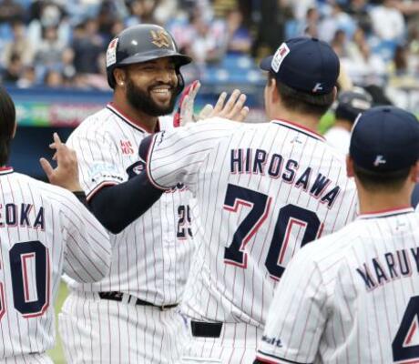 　７回、決勝２ランを放ちナインに迎えられるヤクルトのサンタナ＝神宮