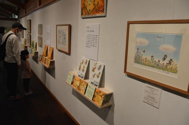 14ひきのシリーズの複製画などが並ぶ企画展