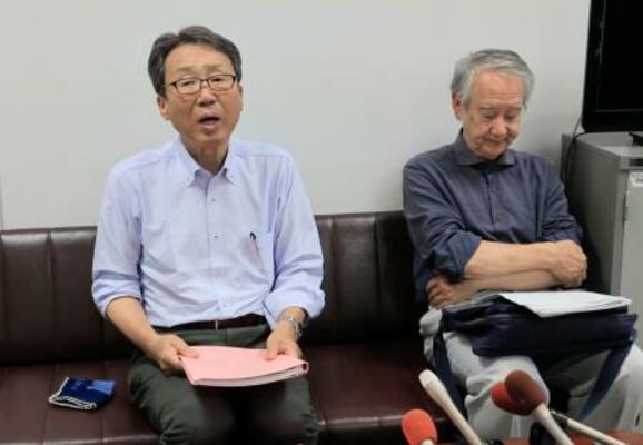 記者会見する市民団体の久米慶典共同代表(左)ら=20日午後、山口県岩国市