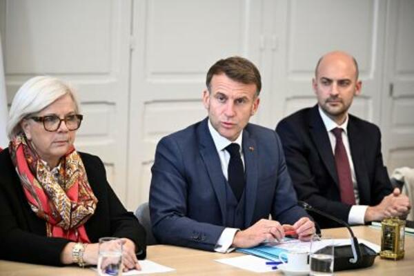 25日、有志国連合の会合後に記者会見するフランスのマクロン大統領(中央)=パリ(ロイター=共同)