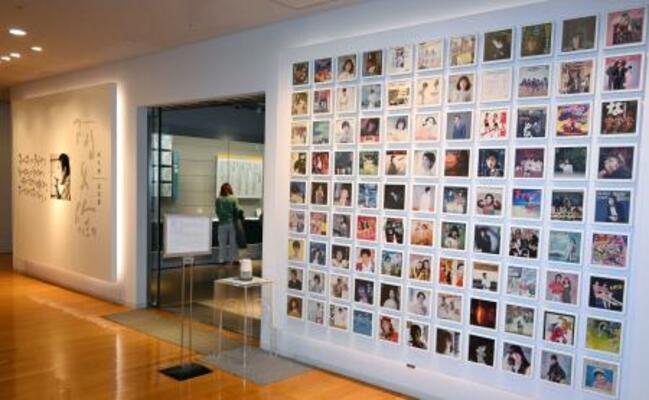 レコードのジャケットが飾られた阿久悠記念館の入り口=東京都千代田区