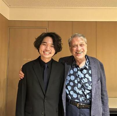 　ウィーン国立音楽大学の恩師、ミヒャエル・クリスト先生と。「僕にとって父のような存在です」（筆者提供）