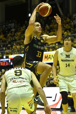 第２クオーター10分、ブレックスのエドワーズが豪快なダンクを決める＝ブレックスアリーナ宇都宮、加藤竜矢撮影