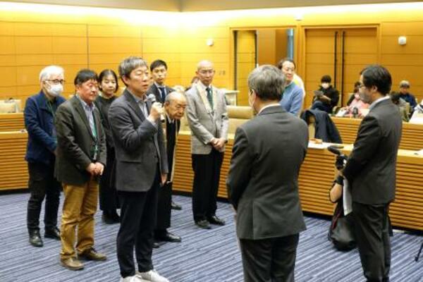 　戦時中に動員された朝鮮人犠牲者の遺骨を返還するよう厚労省、外務省の担当者（右側）に求める市民団体＝１９日午後、国会