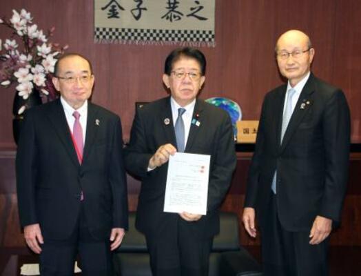 　建設、不動産の業界団体から報告を受けた金子国交相（中央）。右は日本建設業連合会の宮本洋一会長＝９日午前、国交省