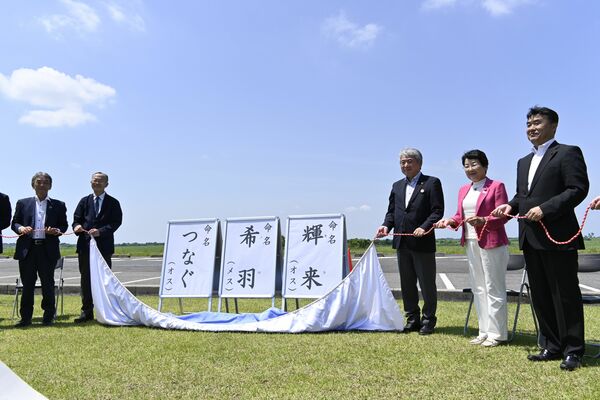 コウノトリのひな３羽の愛称が発表された命名式＝８日午前、小山市下生井