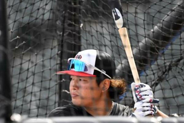 　右太もも裏の張りから復帰し、試合前に打撃練習するホワイトソックス・村上＝シカゴ（ロイター＝共同）