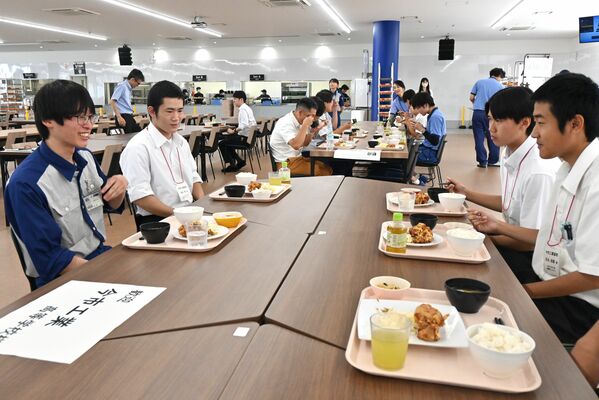 ＳＵＢＡＲＵ航空宇宙カンパニーで働くＯＢと昼食を囲む高校生たち＝８日午前、宇都宮市陽南１丁目