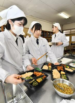 工夫を凝らした「スポーツ合宿弁当」を作る生徒たち