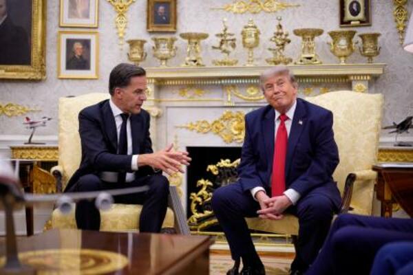 　２４日、米ホワイトハウスで、トランプ大統領（右）と会談するＮＡＴＯのルッテ事務総長＝ワシントン（ゲッティ＝共同）