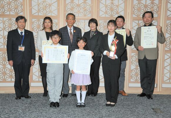 佐藤信市長（後列左から３人目）らを表敬訪問したさつきドリーマーズの（前列左から）大貫椿来君、大貫楓来さん、田村さんら