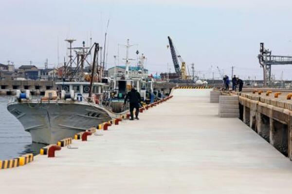 　復旧した輪島港の係留施設。右端は地震で隆起した以前の係留場所＝２５日午前、石川県輪島市